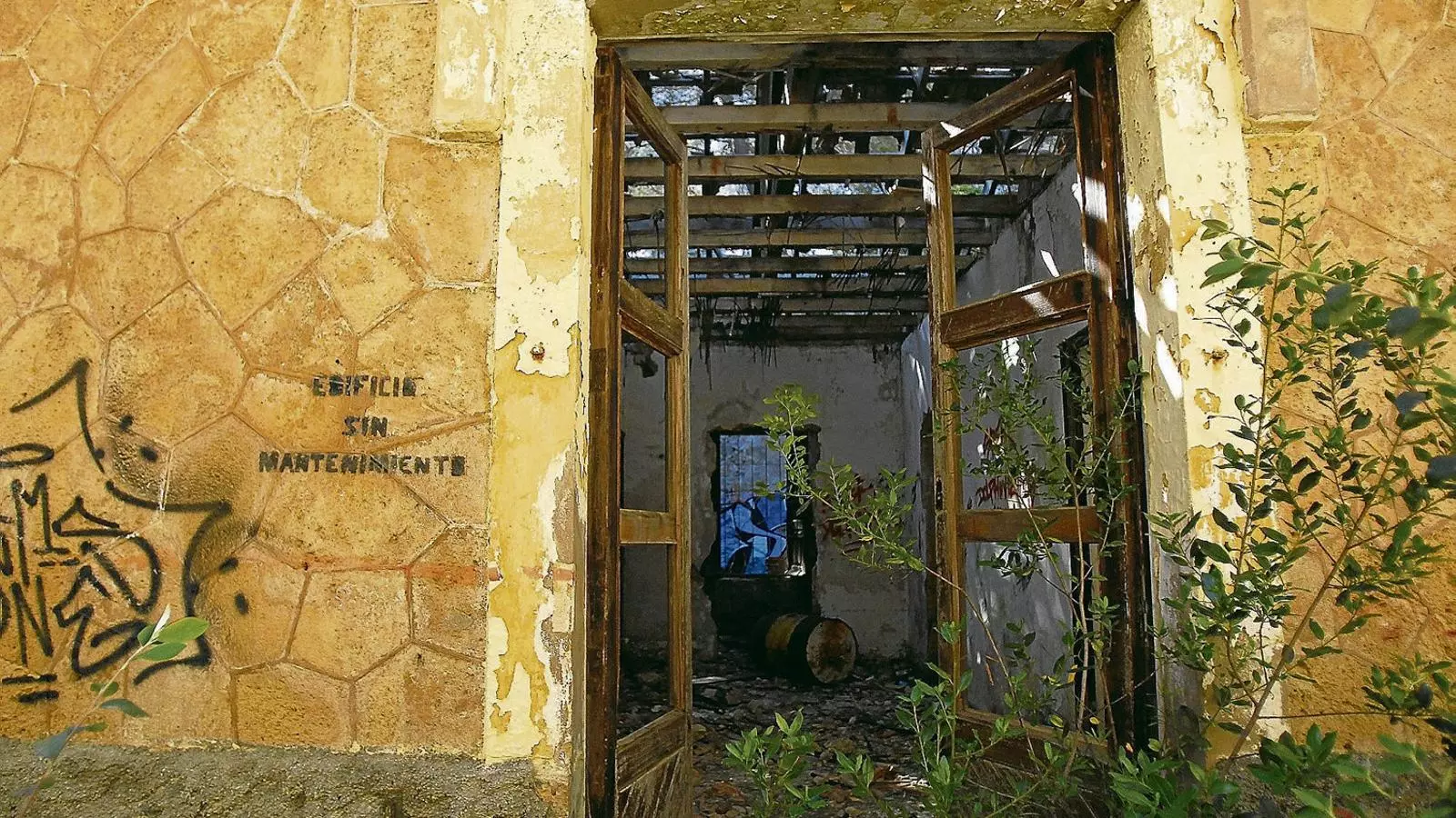 BÉ D’INTERÈS CULTURAL
El fortí d’Illetes és un espai abandonat fa una vintena d’anys que amaga un dels capítols més dolorosos de la nostra història recent: la Guerra Civil.