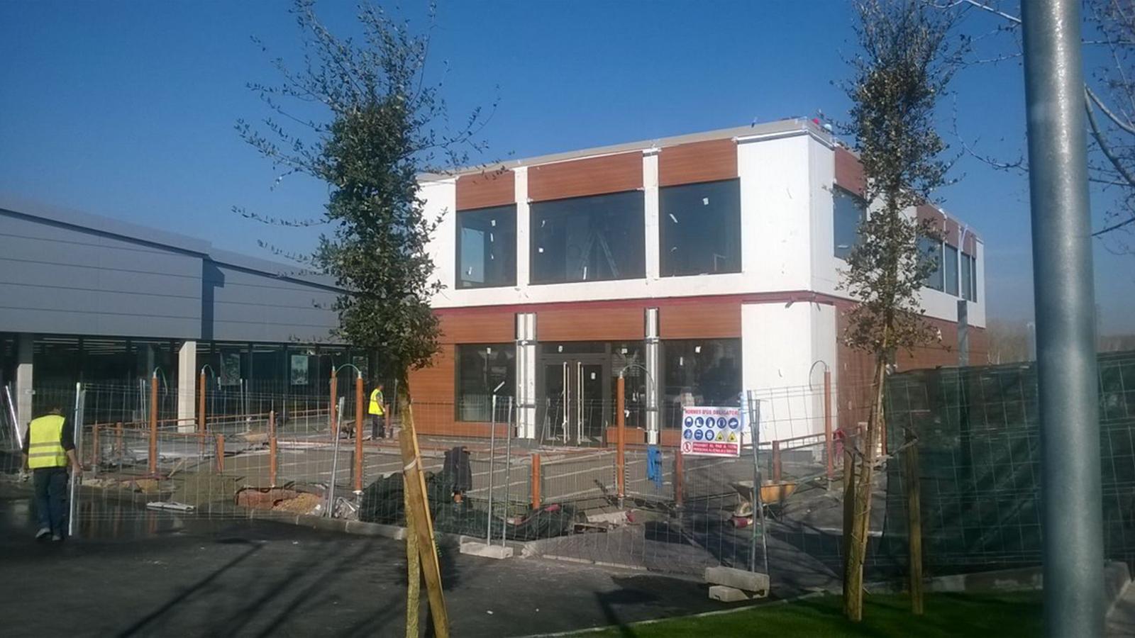 'Els Barris Decidim' critica que el nou McDonald's s'ha construït a marxes forçades / ACN