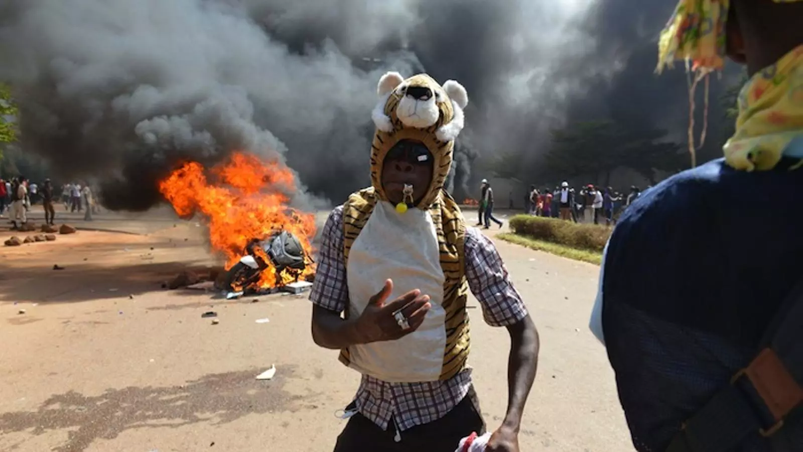Un manifestant en les protestes en contra de la modificació de la Constitució. ISSOUF SANOGO / REUTERS