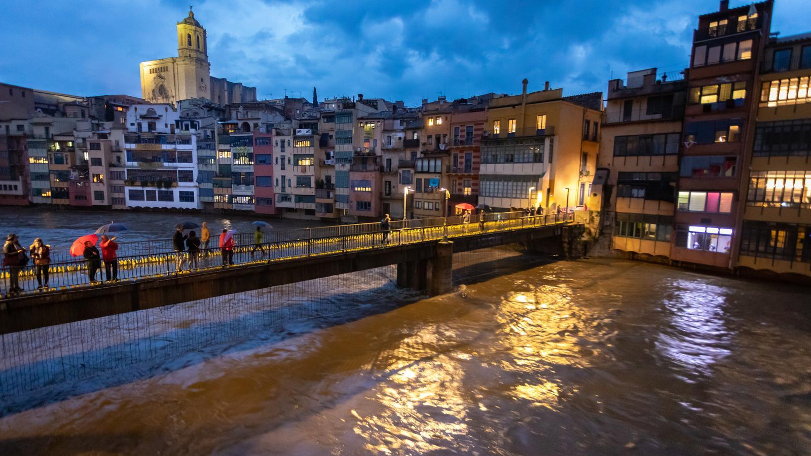 El riu Onyar, al seu pas per Girona, baixa ple d'aigua aquest diumenge com a conseqüència de la pluja intensa de les últimes hores