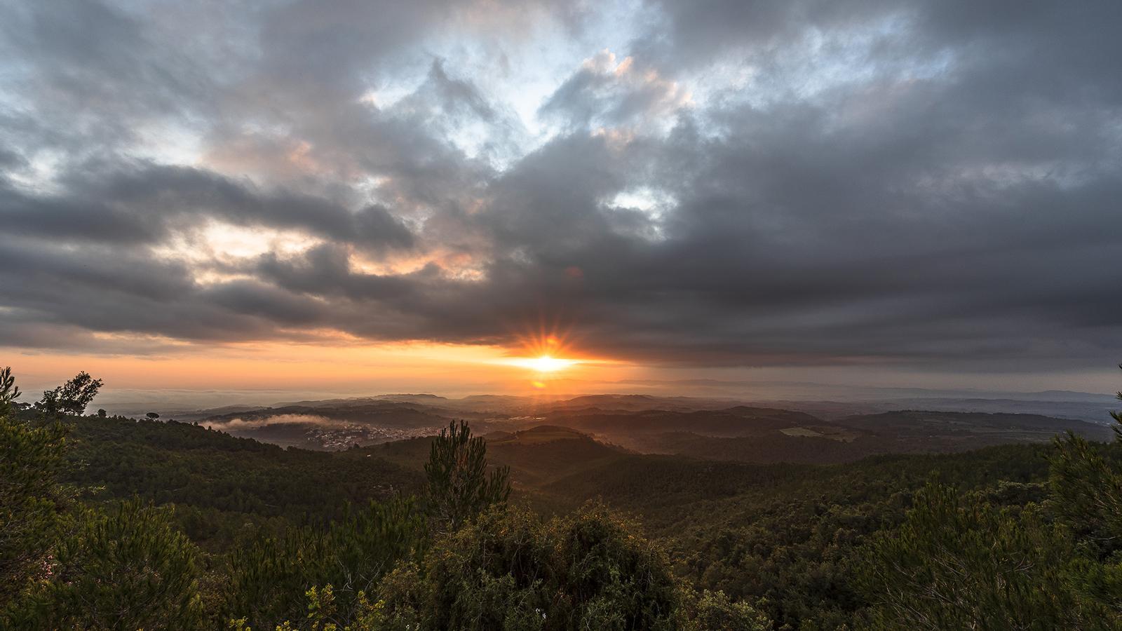 Sortida de sol des del Turó de les Clivelleres, a Mediona.