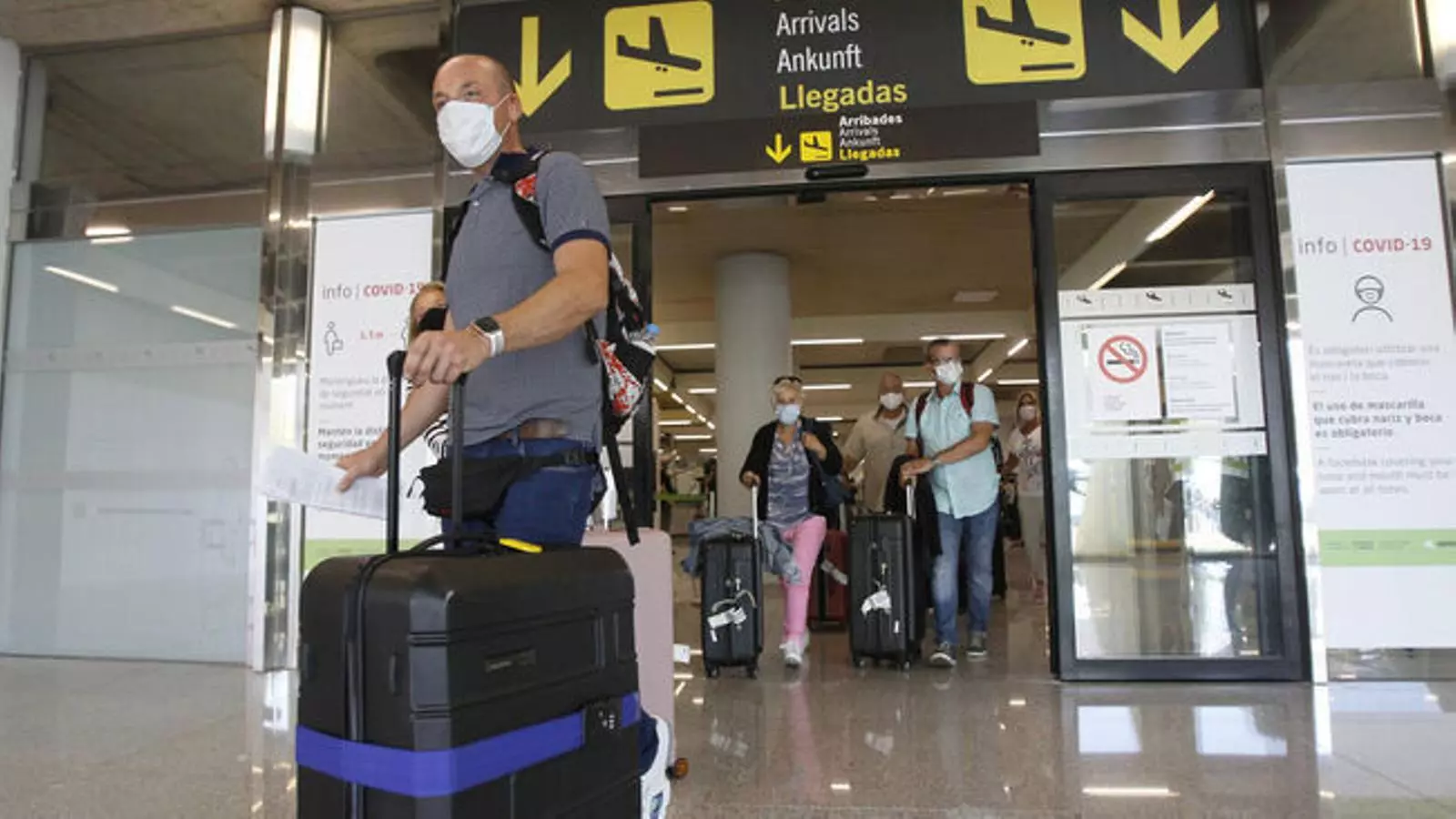 Turistes a l'aeroport de Palma