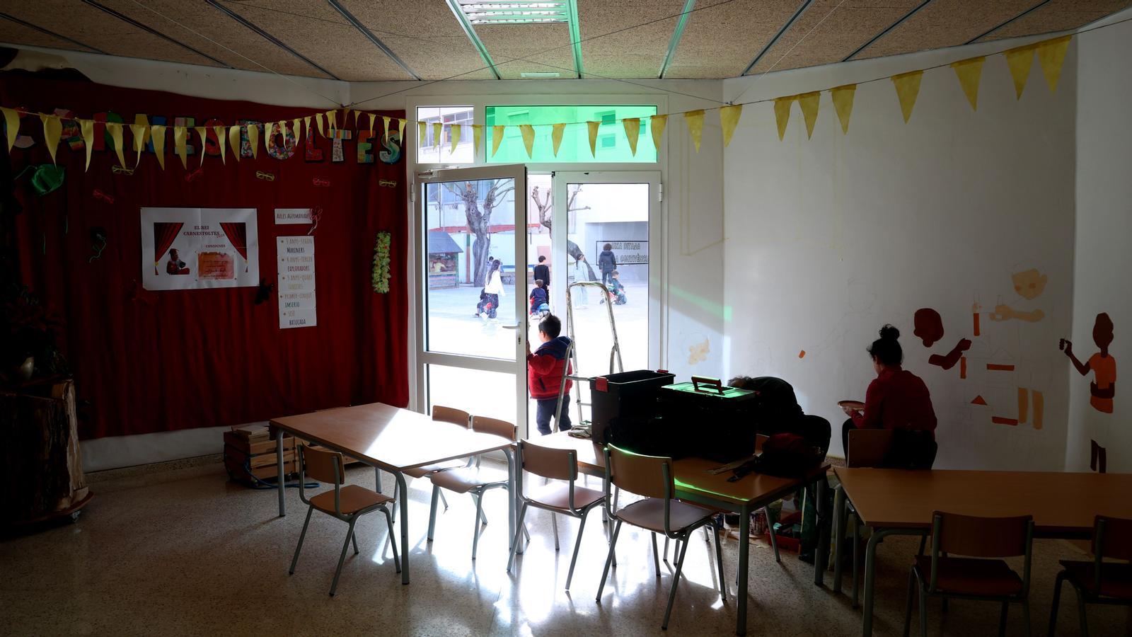 Interior y patio de una escuela de Mallorca.