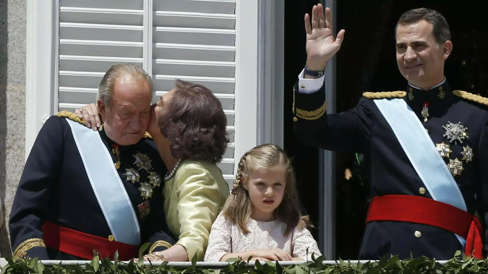 El rei emèrit i el rei Felip VI durant la proclamació d'aquest darrer el 19 de Juny de 2014