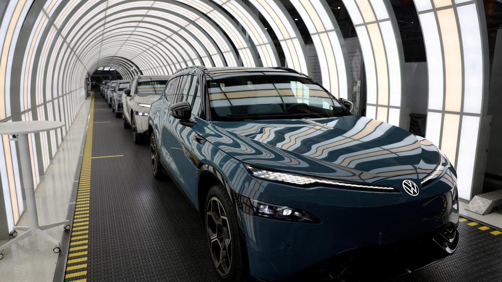 Un coche eléctrico de Volkswagen en una línea de producción en la fábrica Hefei, en China.