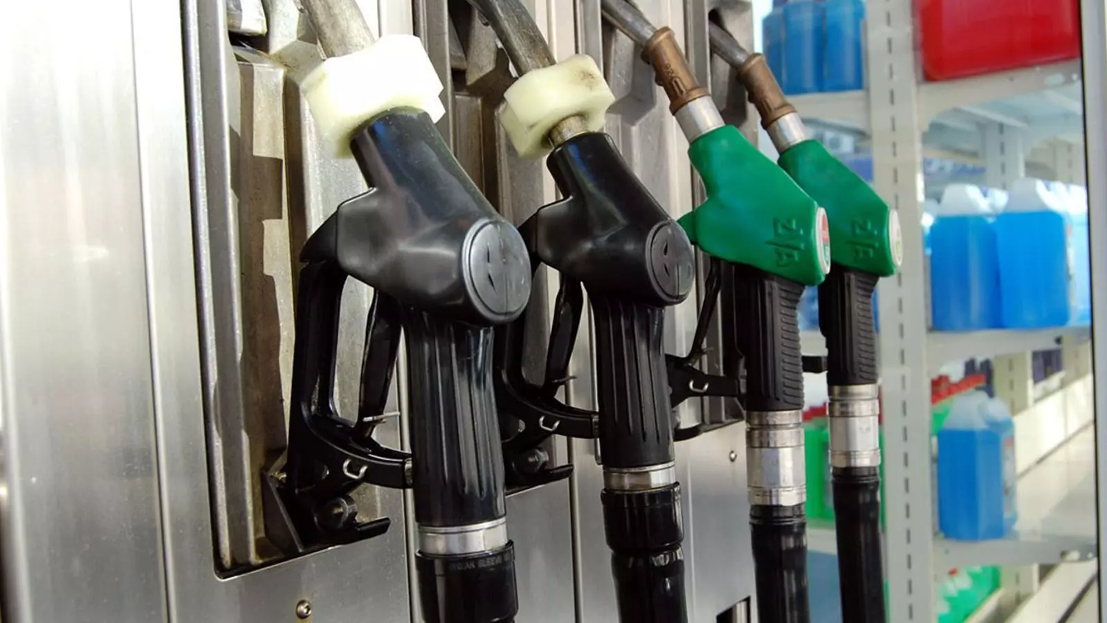 Sortidors de gasoil i gasolina en una benzinera.