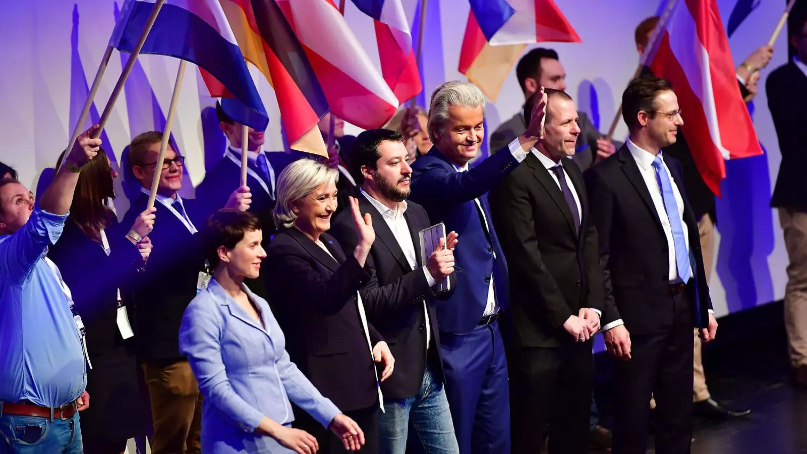 Acte electoral dels grups xenòfobs i ultres europeus, amb Le Pen i Salvini al capdavant, el mes de maig a Milà.