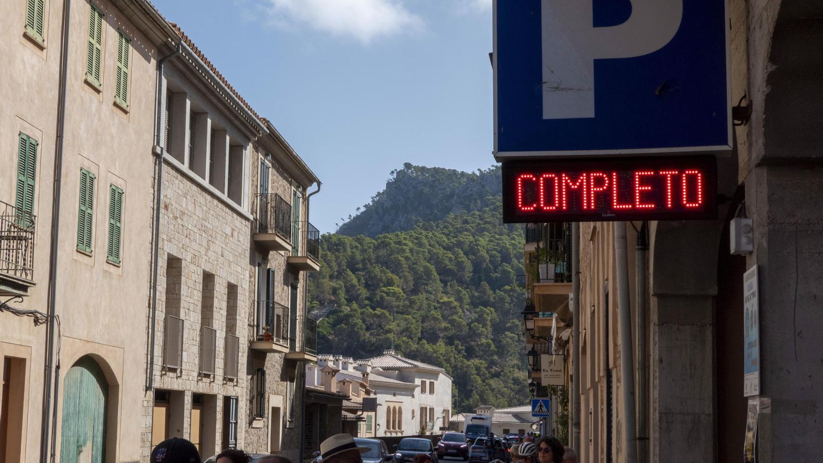 L'aparcament de Banyalbufar, ple des d'hores abans de l'inici de les restriccions.