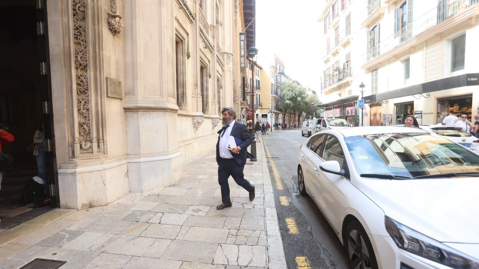 Bestard ist mit einem offiziellen Auto mit Chauffeur im Consell de Mallorca angekommen.