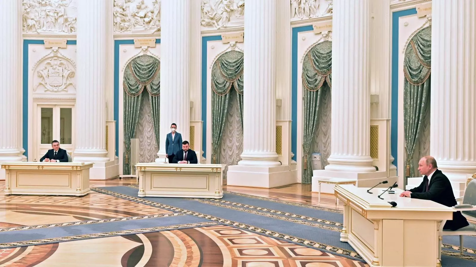 Putin recognizes DPR and LPR