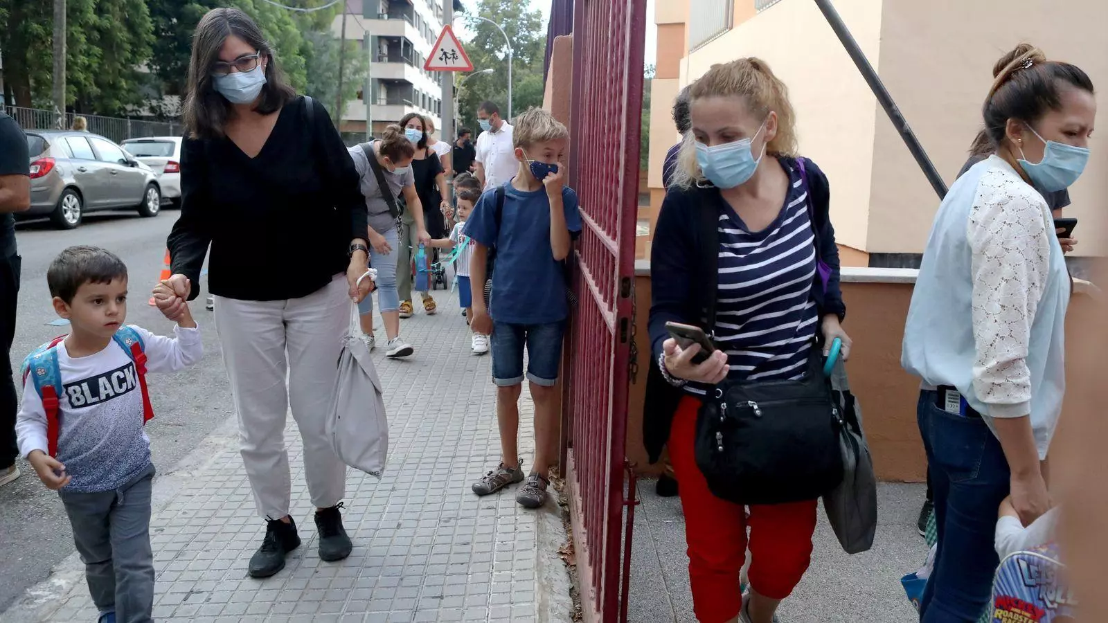 Els alumnes arriben a una escola del centre del Palma
