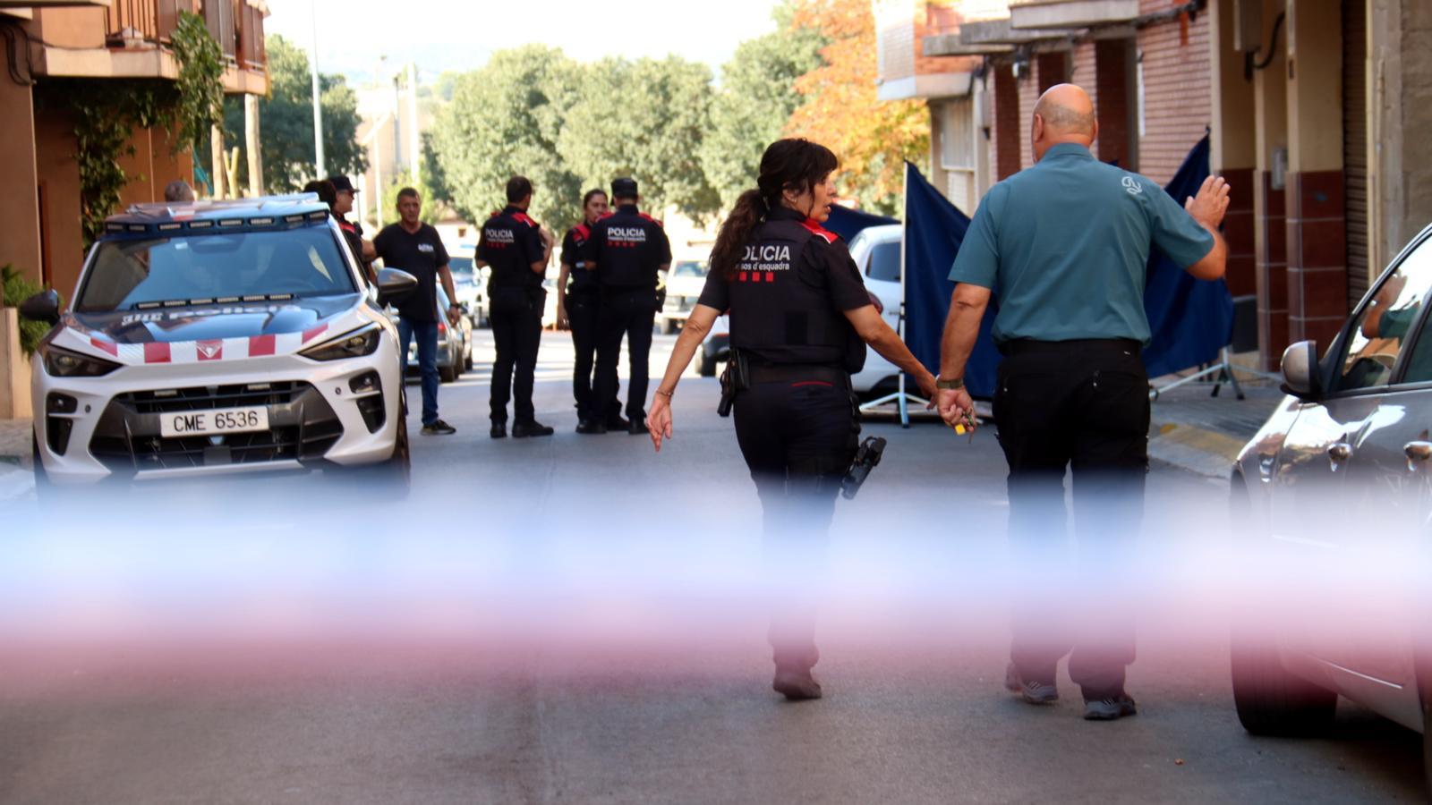 Mossos d'Esquadra agents during the operation in Manresa