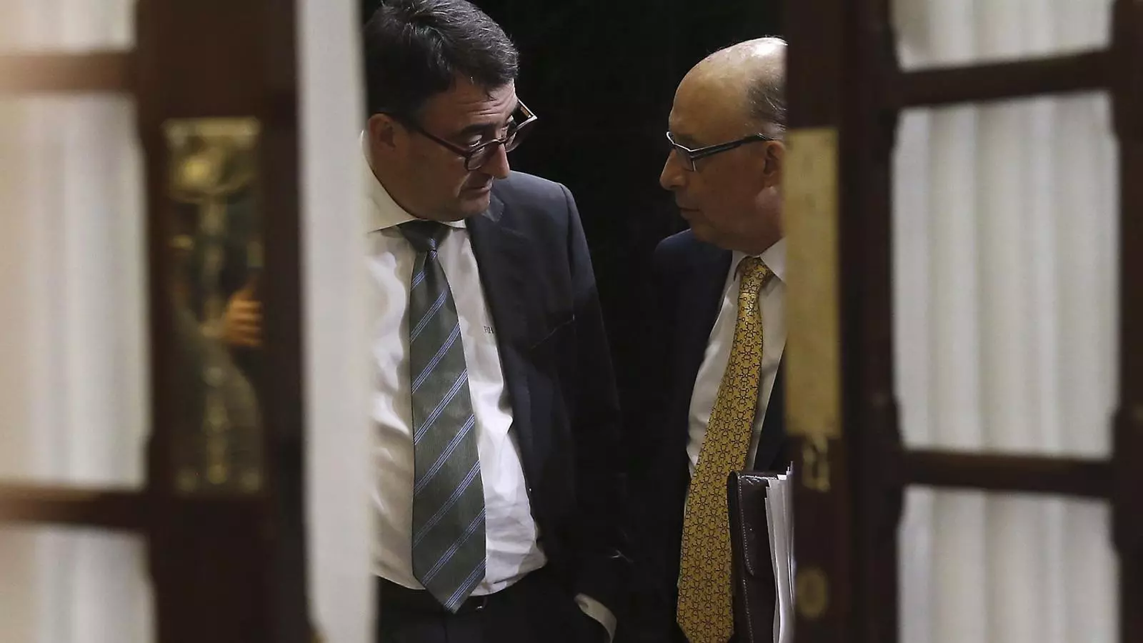 Aitor Esteban (PNB) i el ministre Cristóbal Montoro dialoguen als passadissos del Congrés.