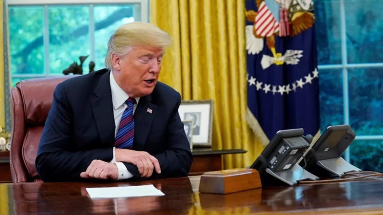 El president nord-americà durant la seva conversa telefònica amb el president mexicà al Despatx Oval de la casa Blanca