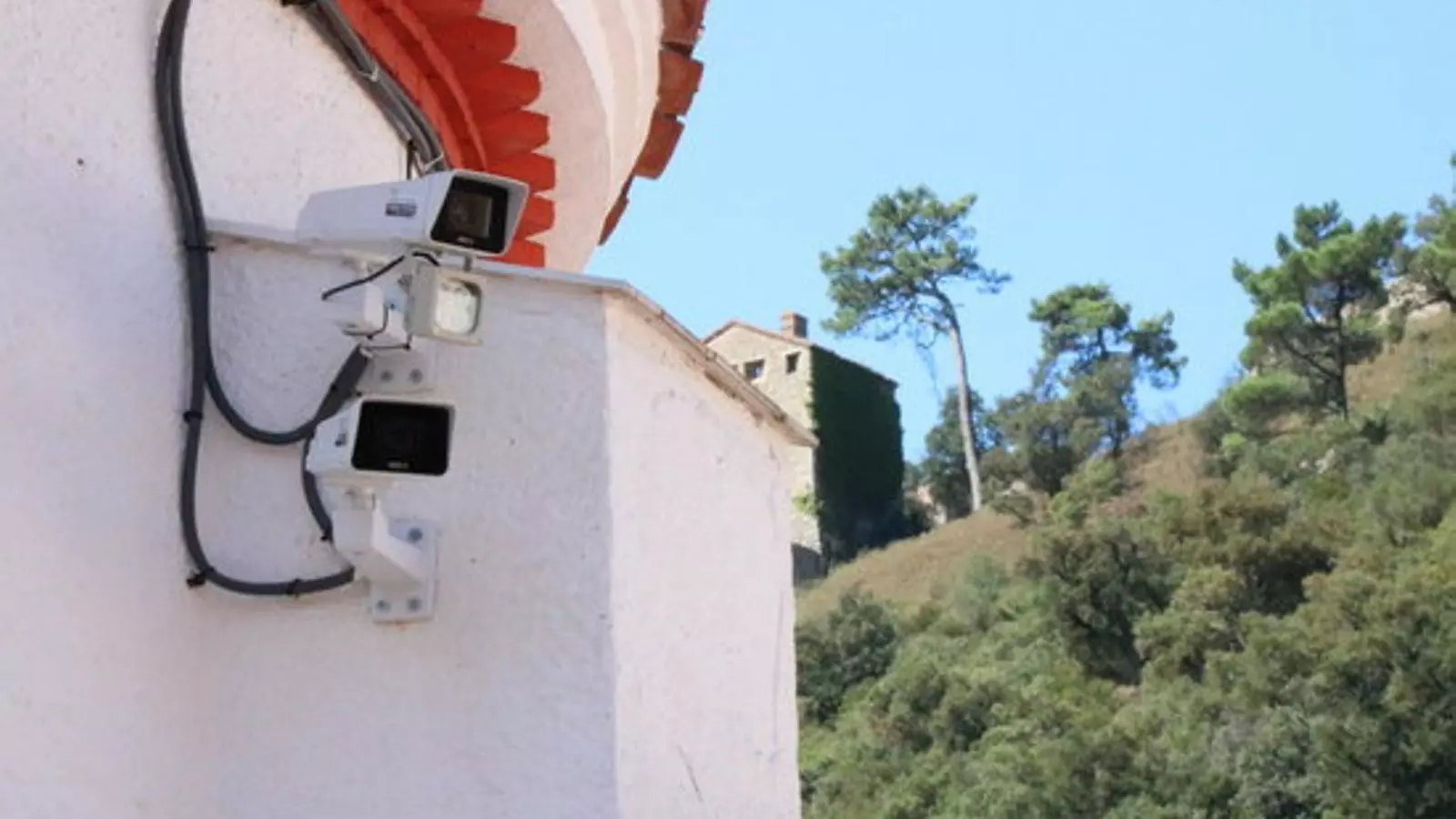 Dues de les càmeres que s'han instal·lat a la zona comercial del Pertús de La Jonquera