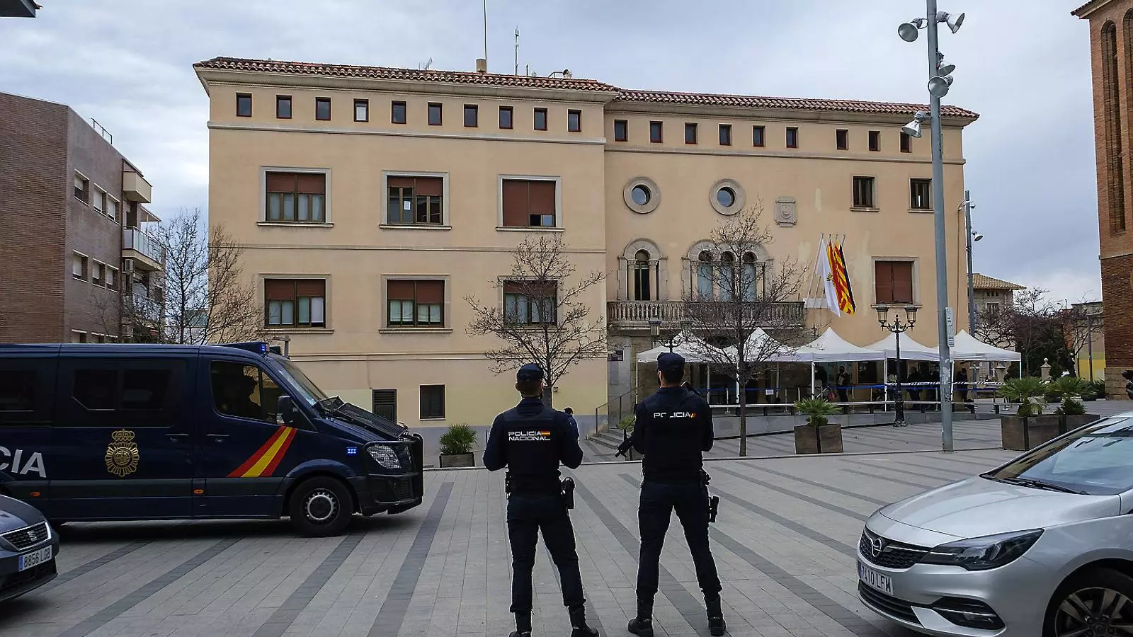 Dos agentes de la Policía Nacional el pasado lunes ante el Ayuntamiento de Cornellà de Llobregat.