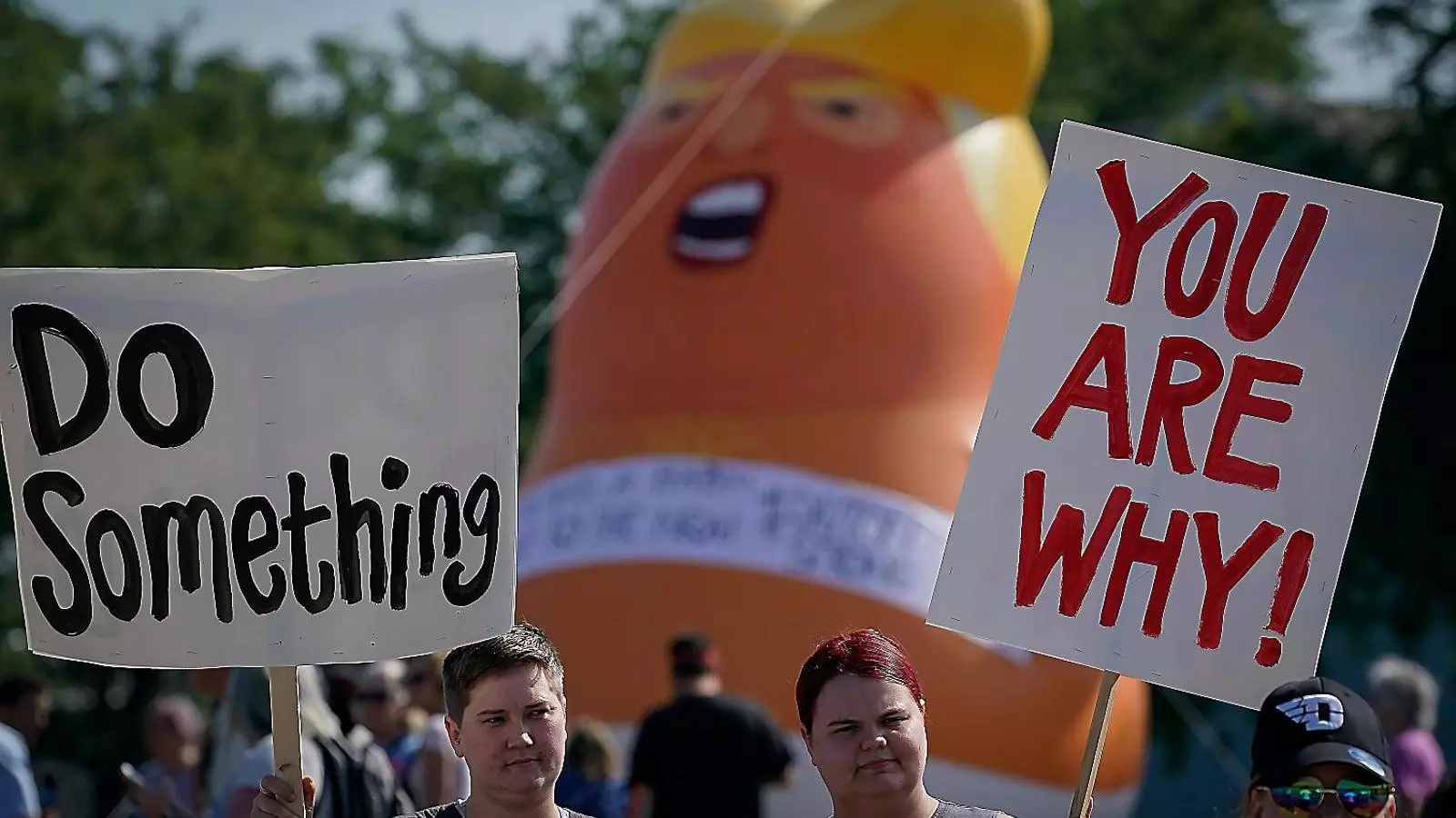 Un Trump bebè en una manifestació a Dayton durant la visita.