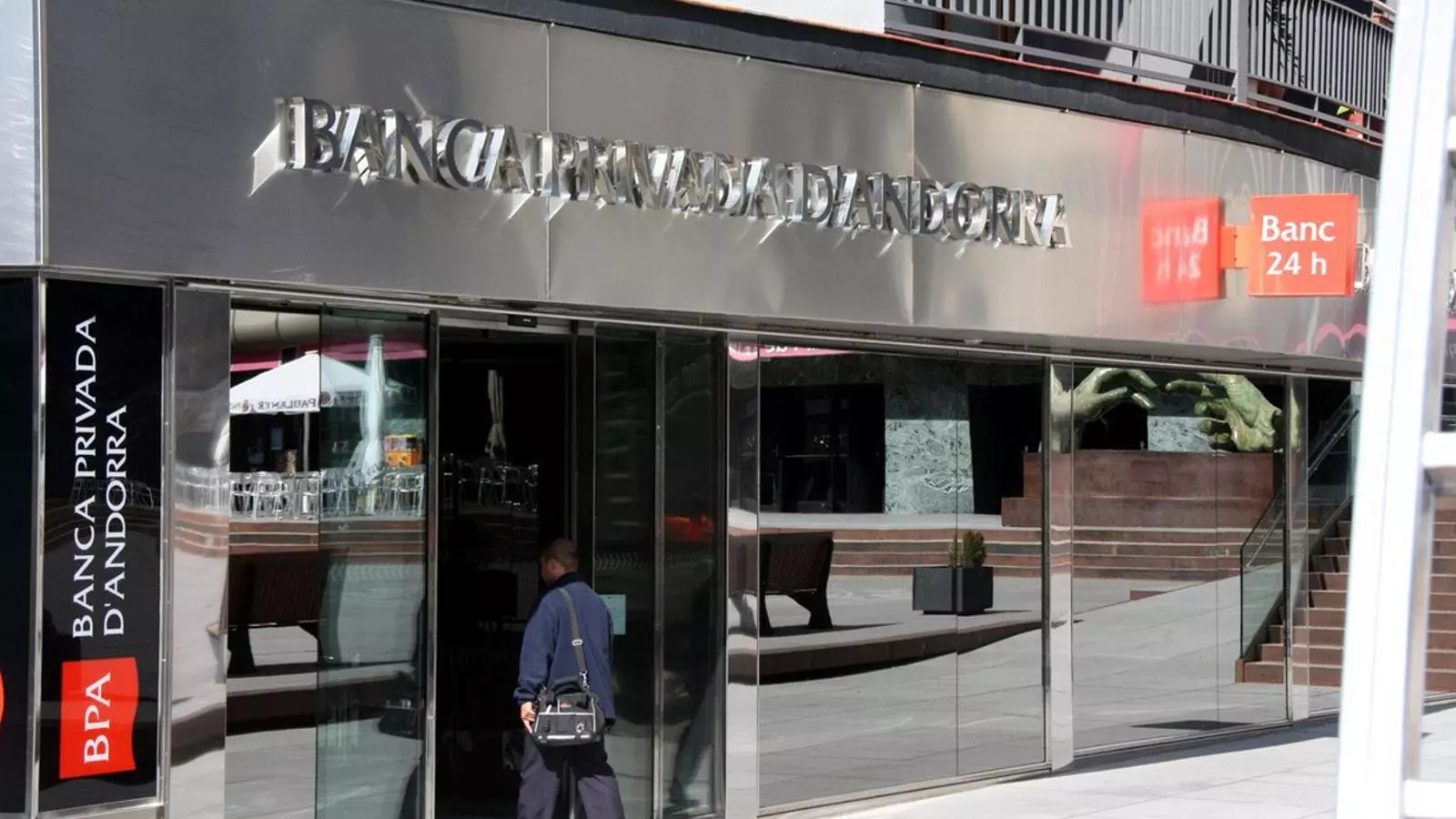 AMISTATS PERILLOSES Segons les autoritats nord-americans, alts directius del banc obtenien comissions exorbitants a canvi d’ajudar a blanquejar els seus fons a persones relacionades amb el crim organitzat.