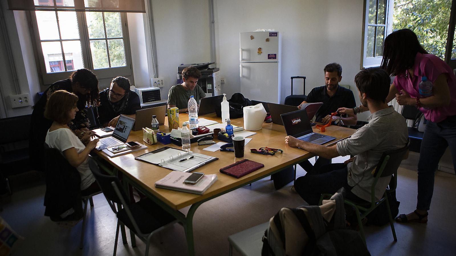 Diversos profesores trabajando en un aula de un instituto en una imagen de archivo.