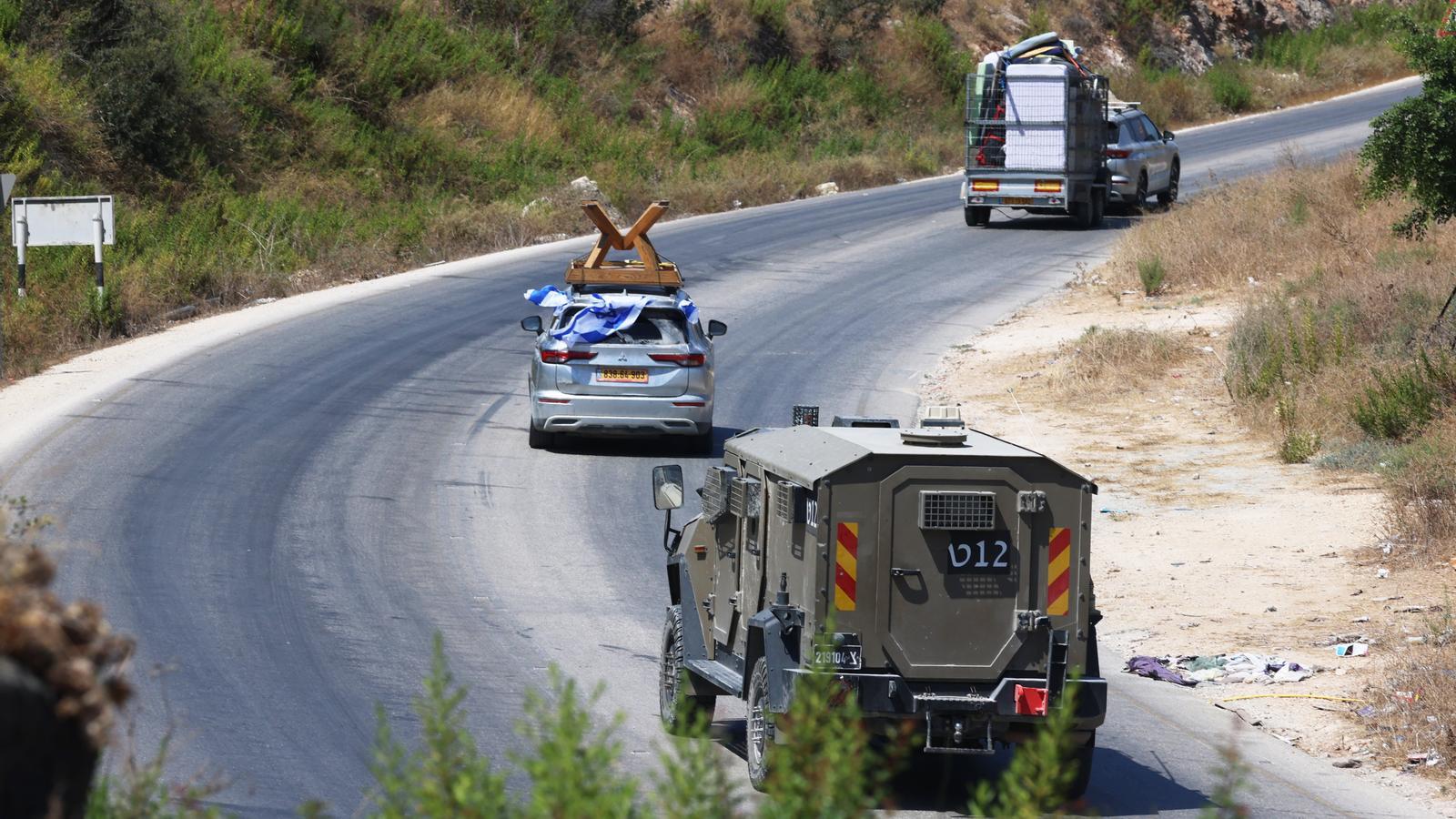 Israeli settlers protected by the army head to the settlement of Kadim, in the occupied West Bank, to reoccupy it.