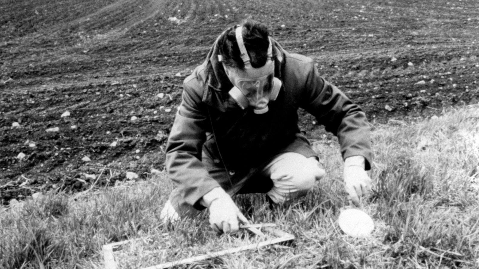 un hombre que llevaba una máscara de gas tomando una muestra del suelo para medir la radiactividad. Chernóbil, UKR, 1986 (Foto de Mondadori Portfolio de Getty Images)