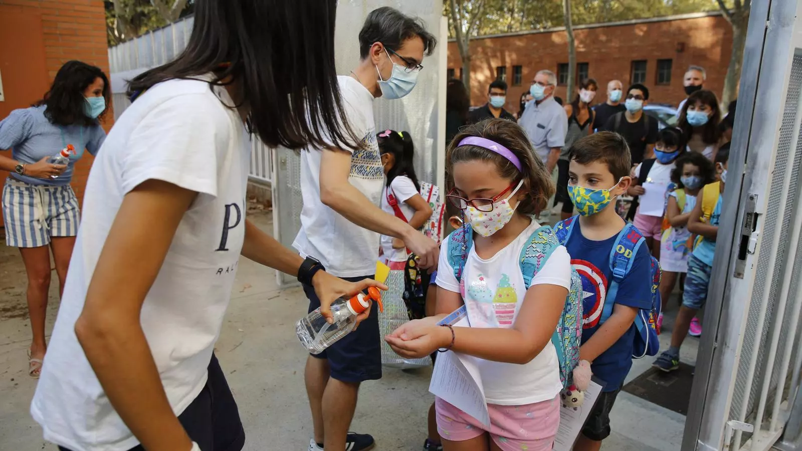 Educació demana ara no portar a l'escola els alumnes pendents dels resultats de la PCR