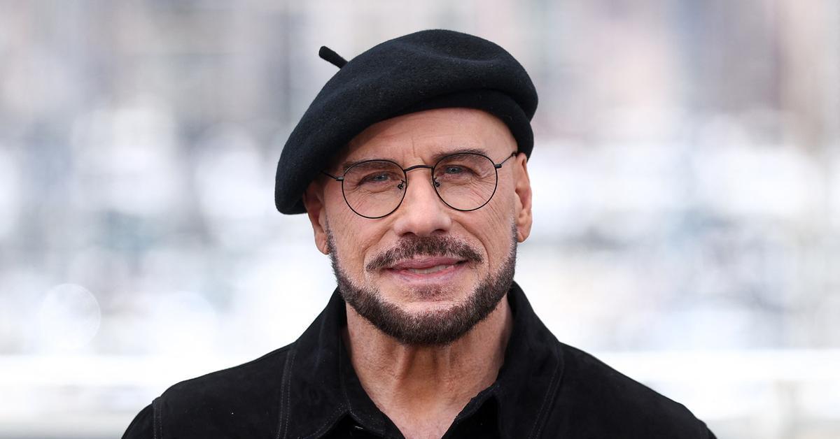 A Travolta li han fet una cara nova