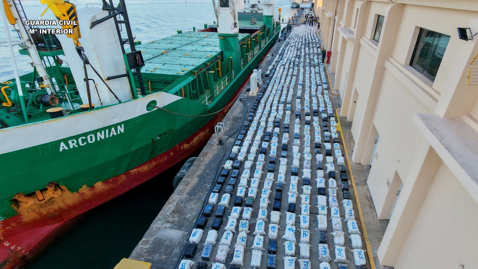 Vista de la cocaína confiscada y el barco que la transportaba