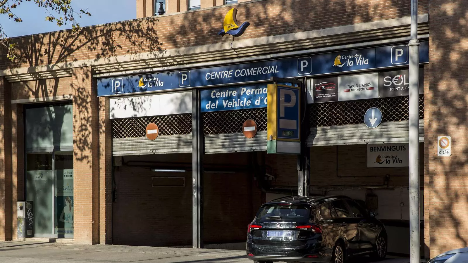 Entrada del pàrquing del centre comercial 'La Vila'.