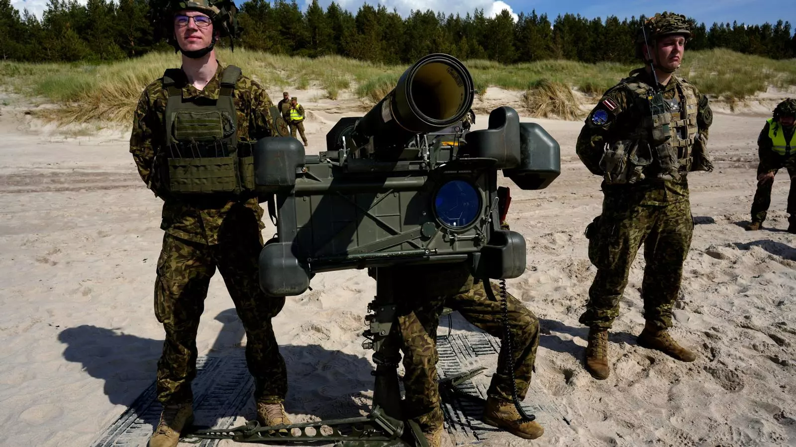 Militars de l'exèrcit letó durant l'exercici militar a Letònia el 9 de juny.