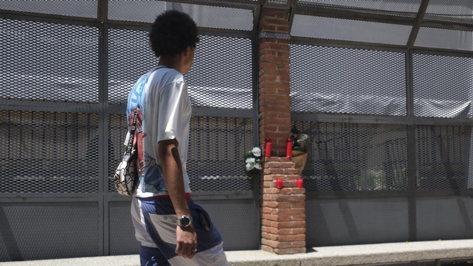Unas flores y velas en el lugar donde murió el menor la noche pasada, en el parque de la Pegaso, en Barcelona