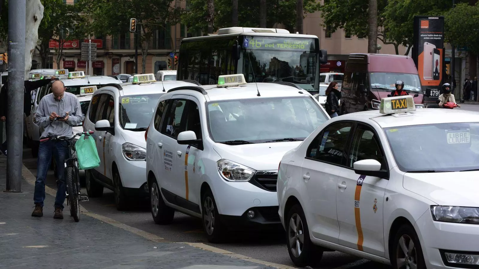 Taxistes circulant per Palma.