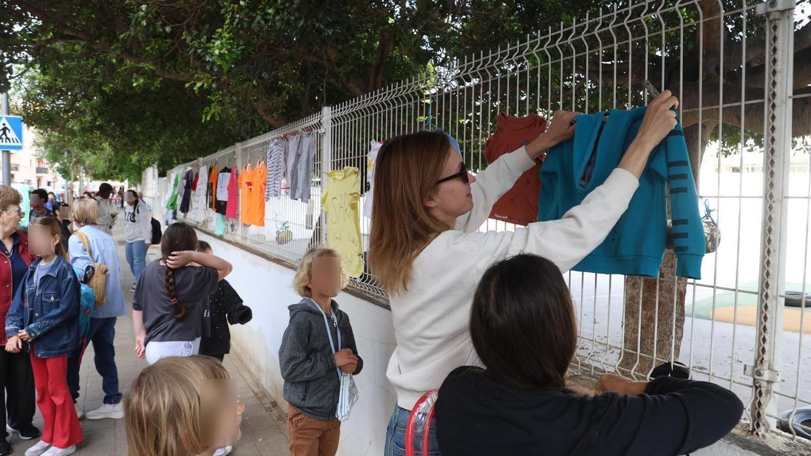 Accio simbòlica de les famílies a les portes del CEIP Son Pisà.