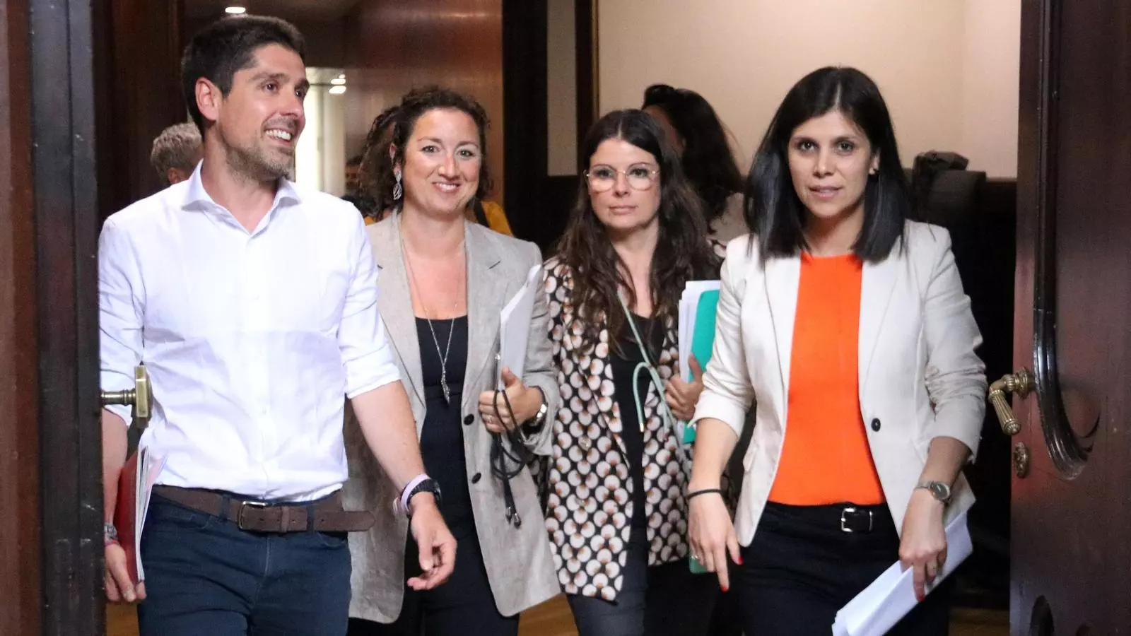 David Cid, Alicia Romero, Mònica Sales i marta Vilalta sortint de la reunió on han arribat a un acord pel català, al Parlament de Catalunya