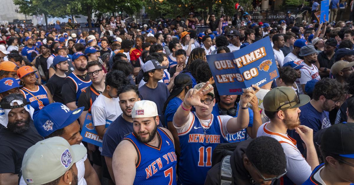 Nova York vol acabar amb una maledicció que dura més de mig segle. Els Knicks disputaran la final de la NBA per primera vegada des del 1999. Els aficionats l'han esp...