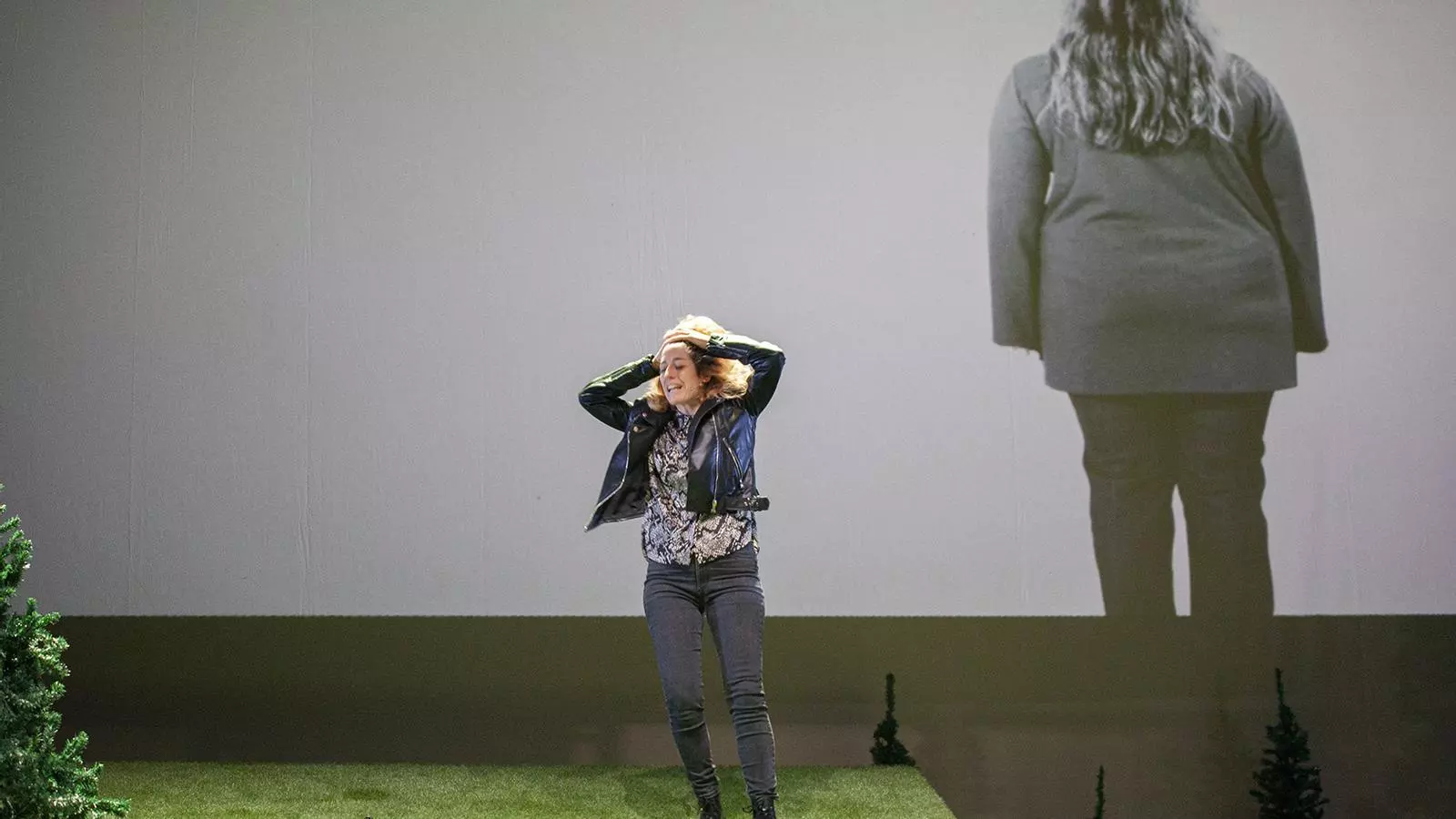 L'actriu Magda Puig en una de les escenes de l'obra de teatre "Encara hi ha algú al bosc"