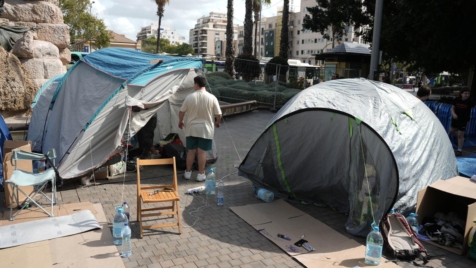 Dues de les tendes de l'acampada per l'habitatge.