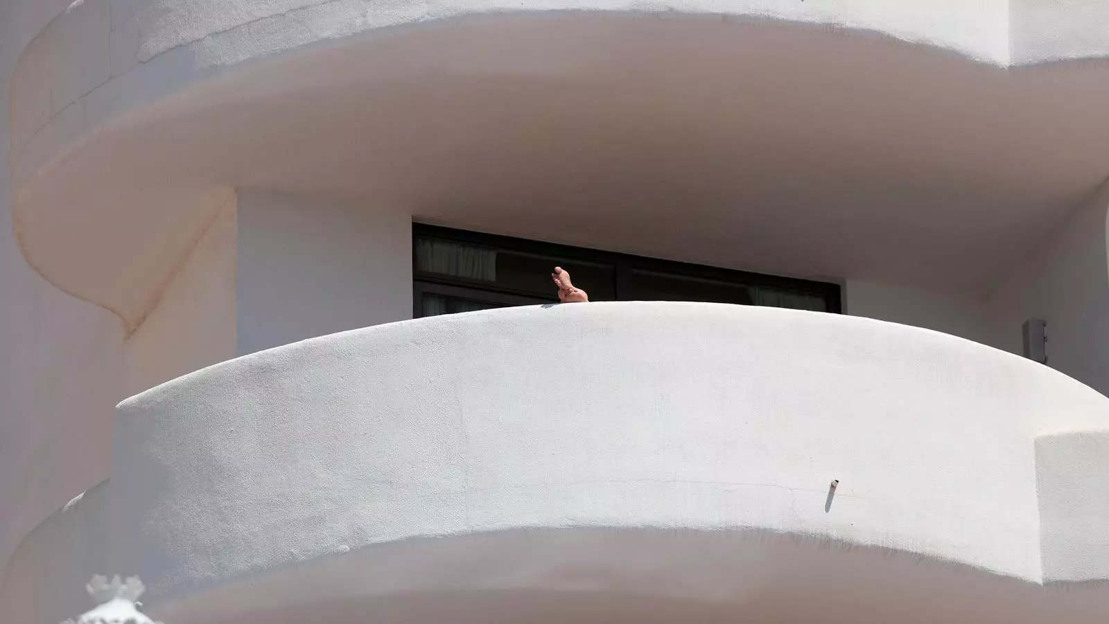 Un balcó de l'hotel de Bellver, on estan confinats el estudiants afectats pel macrobrot.