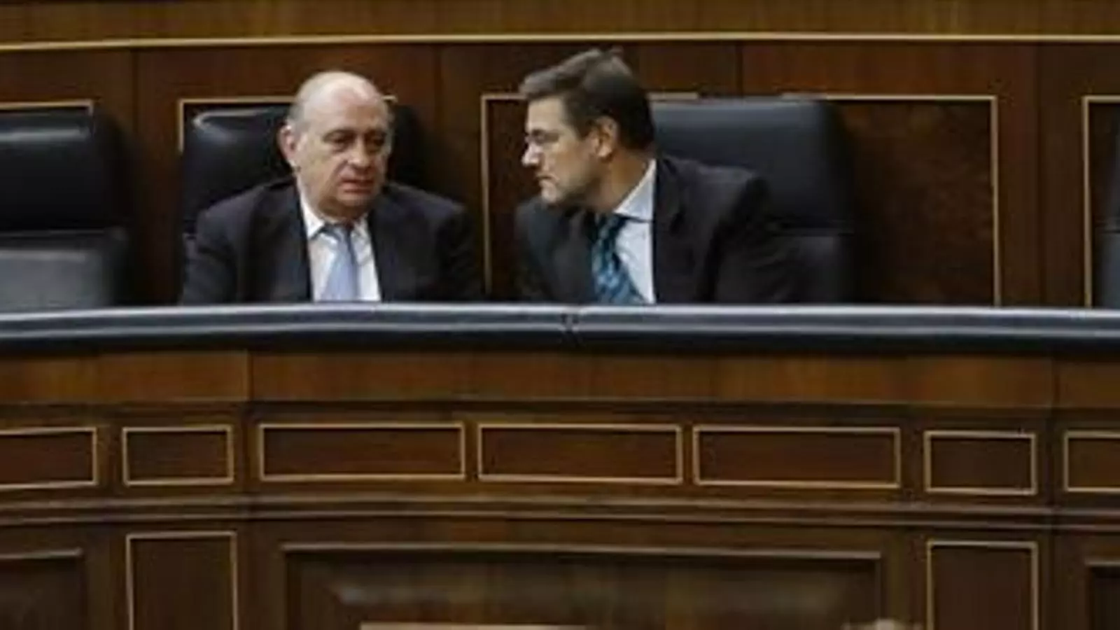El ministre de l'Interior, Jorge Fernández Díaz, i el de Justícia, Rafael Catalá, durant el ple al Congrés. EFE