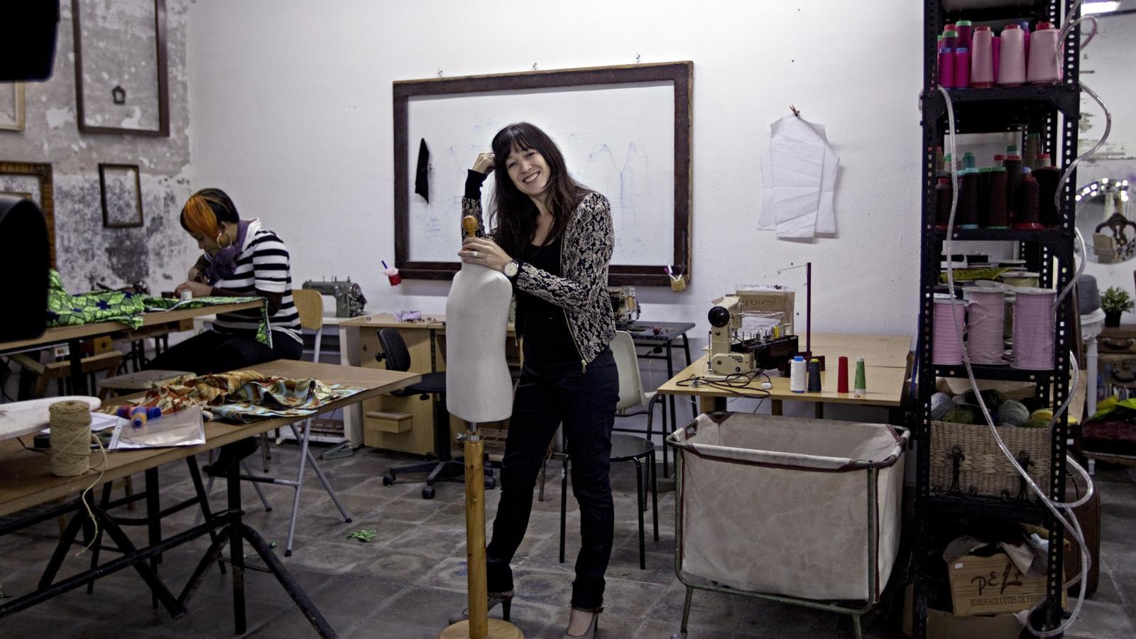 Virginie Verrier fa dissenys artístics amb materials reciclats que tallen la respiració.