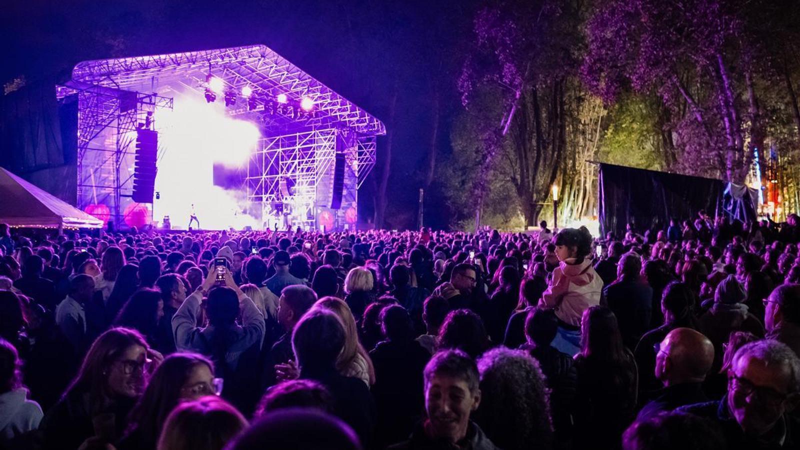 Adolescentes, familias y adultos en uno de los conciertos de barracas de Gerona.