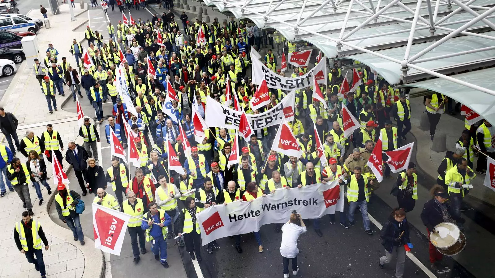 Membres de la unió dels treballadors del sector públic alemany protesten a l'aeroport de Frankfurt.