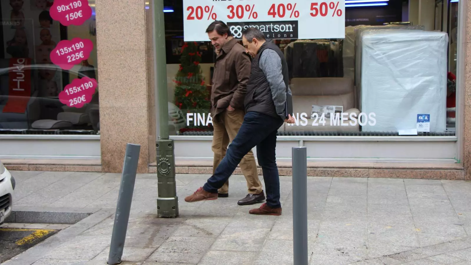 El número dos de Terceravia+Independents a Andorra la Vella, Jaume Carrera, amb el númoer 11, Jose Carlos Trillo, comenten la neteja de la parròquia. / M. F.