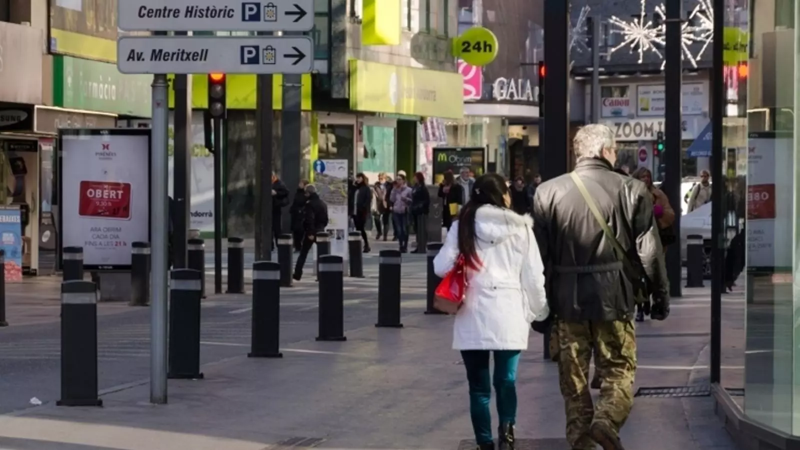 Gent passejant per l'avinguda Meritxell / Arxiu ANA