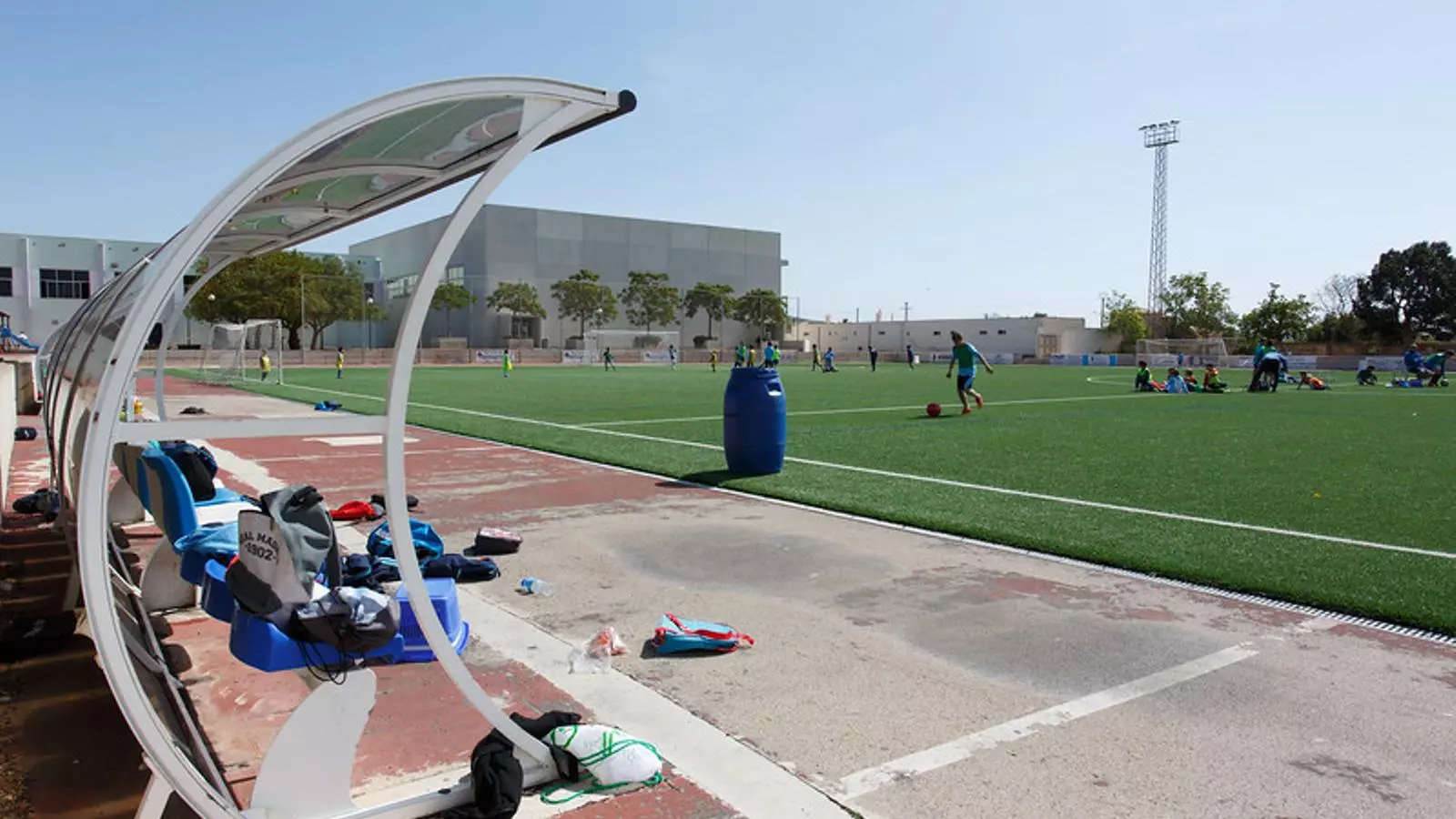 Les zones esportives tindran desfibril·ladors per atendre determinats casos d'emergència.