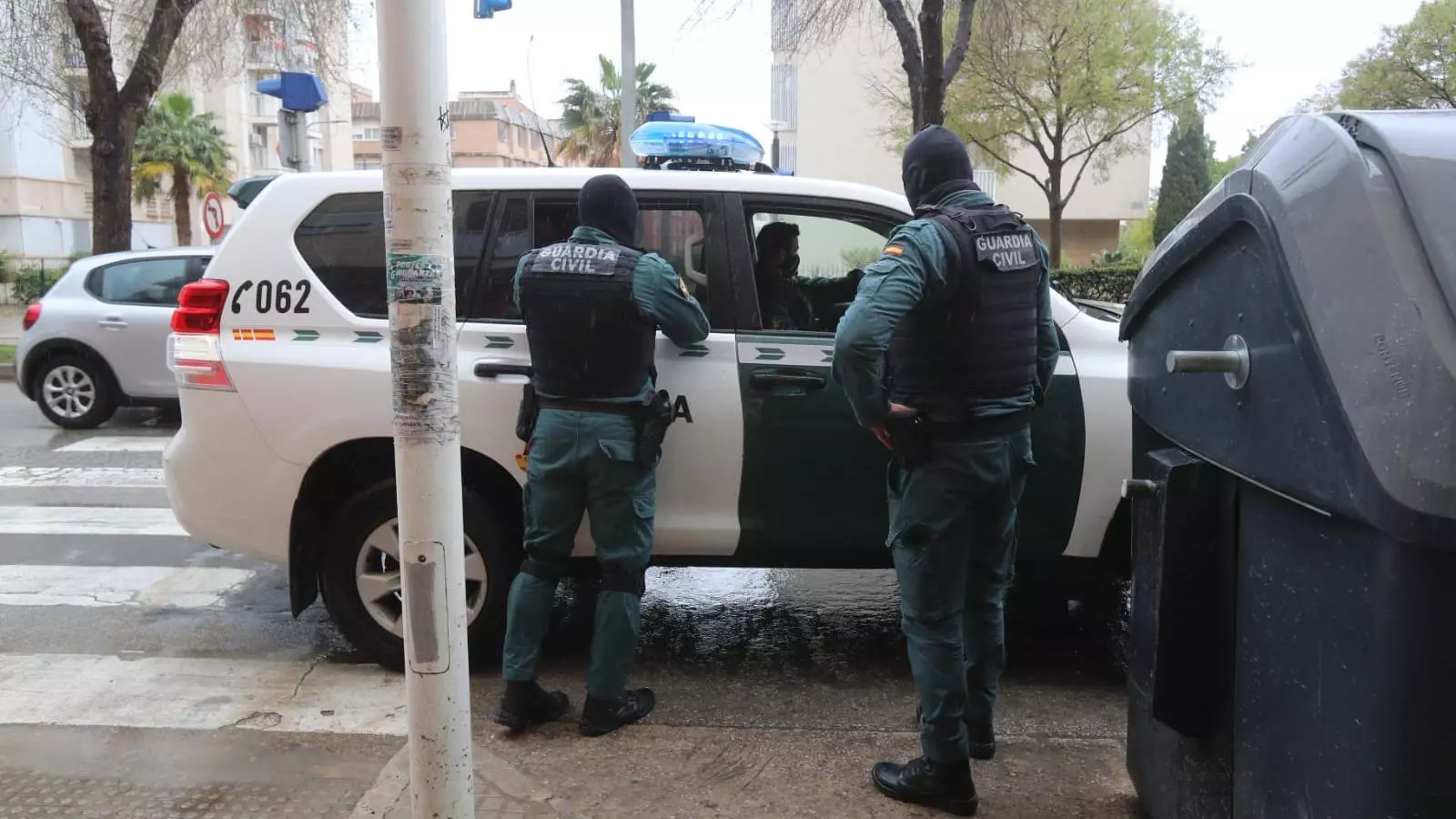 Els agents durant l'operació.