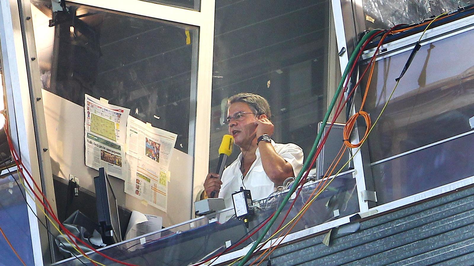 Joaquim Maria Puyal durante la retransmisión de un partido el año 2011.