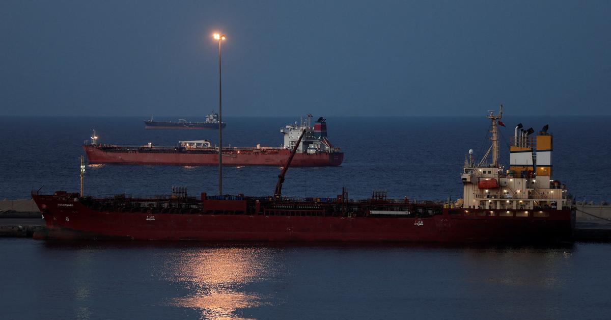 La crisi a l'Orient Mitjà obliga els governs regionals a buscar el delicat equilibri entre comprar combustible en dòlars i traslladar el mínim possible l'increment de preus a la població