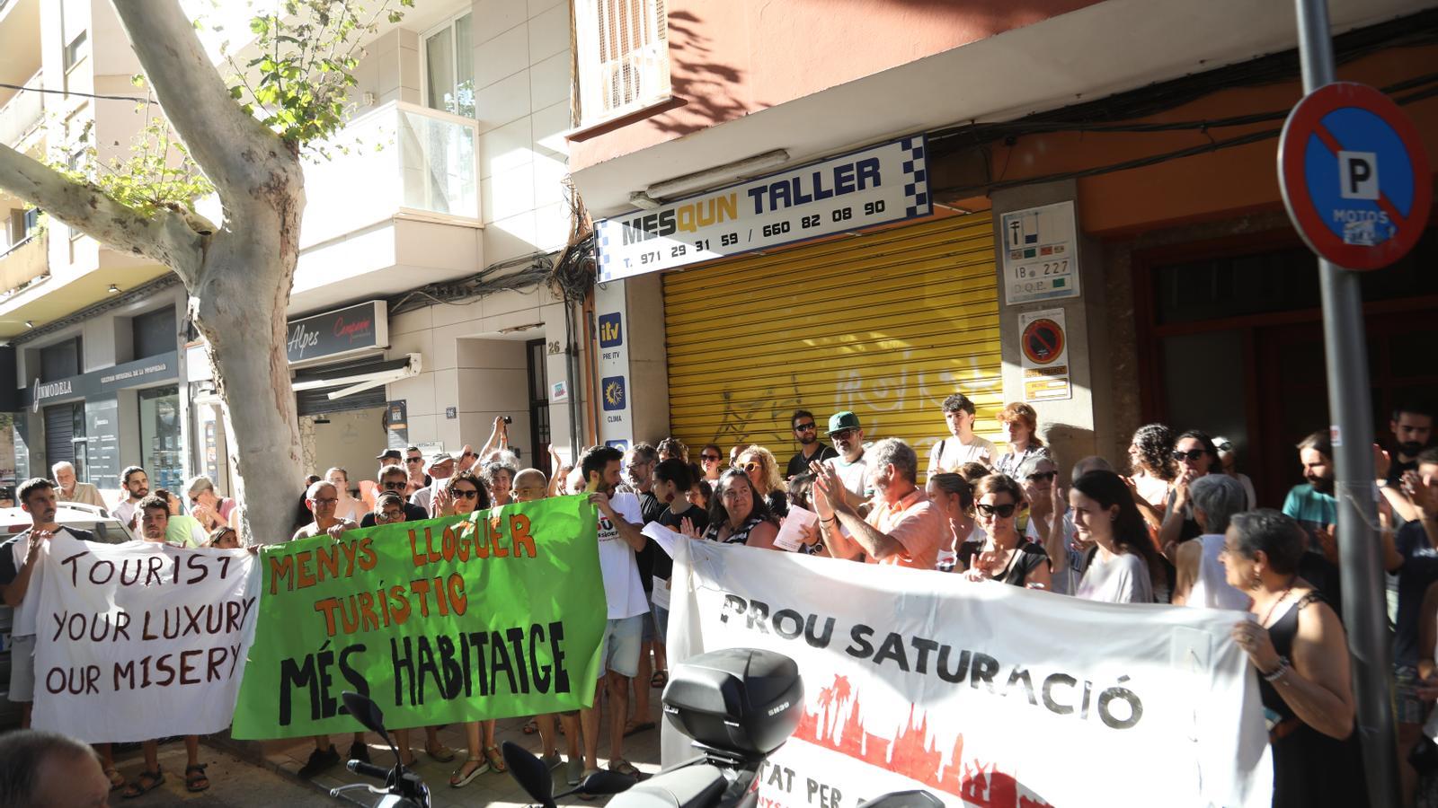 Una protesta de vecinos frente a una vivienda de alquiler turístico ilegal en Palma