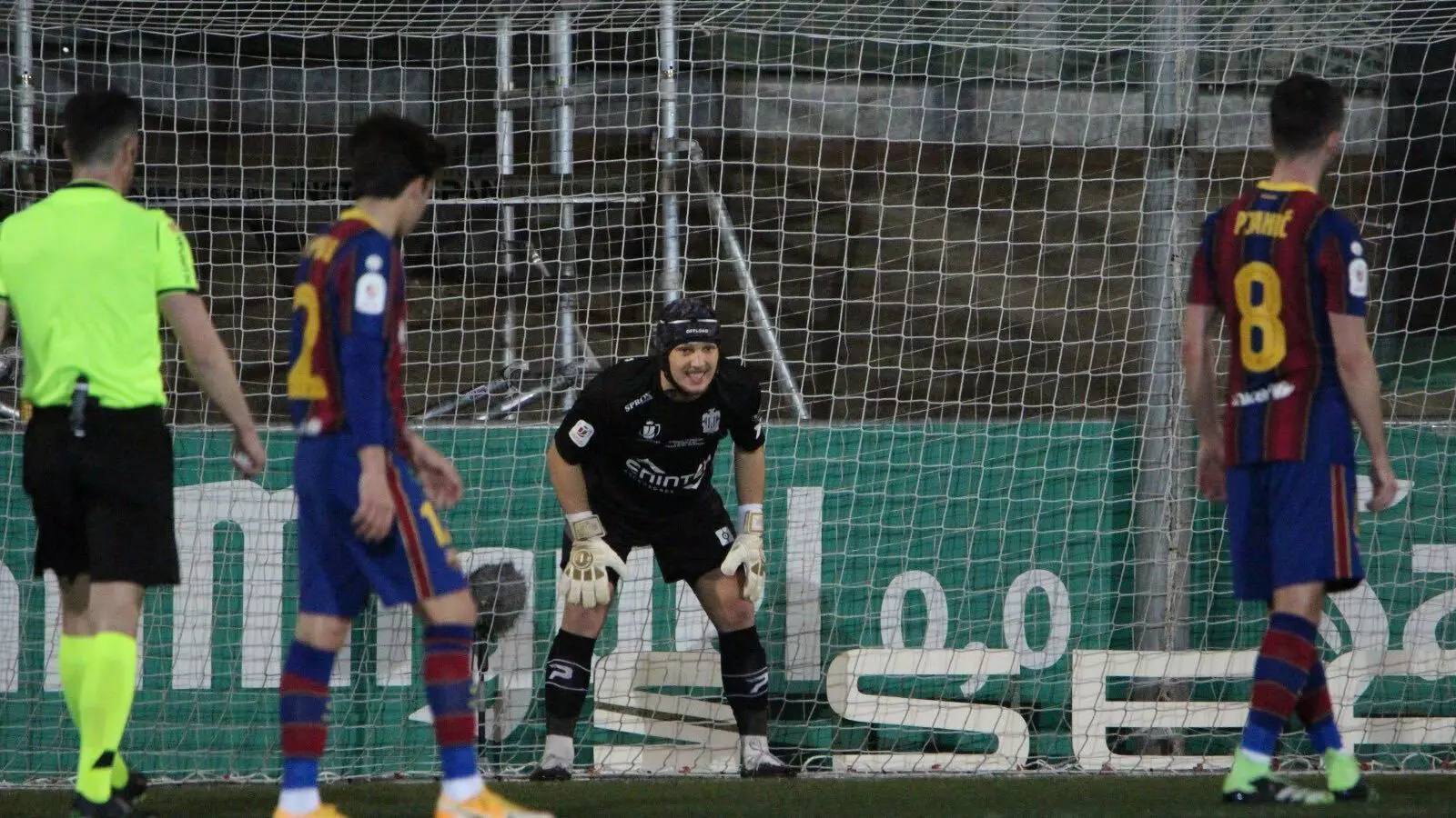 Ramón Juan, a punt d'aturar el primer penal.